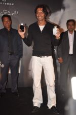 Arjun Rampal at Arjun Rampal_s Alive perfume launch in Mumbai on 12th Jan 2012 (99).JPG
